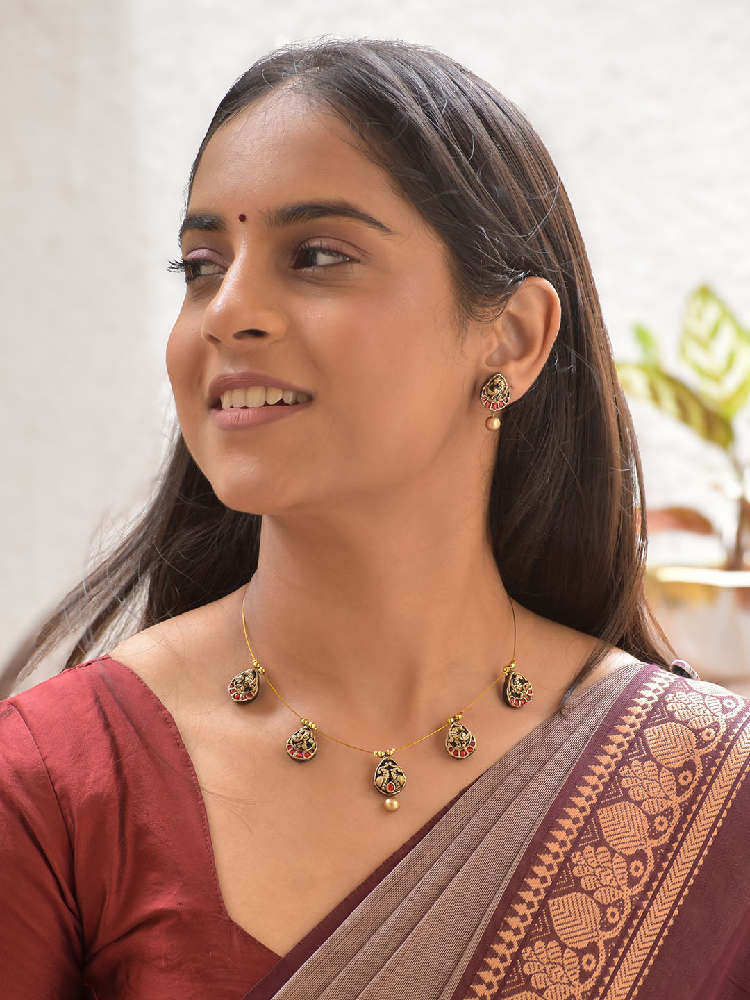 Terracotta Teardrop PeacockPendant Necklace with Matching Earrings – Red & Black