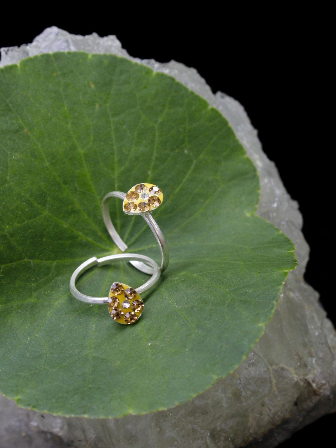 Oxidised Silver Plated Tear Design Adjustable Yellow Color Toe ring