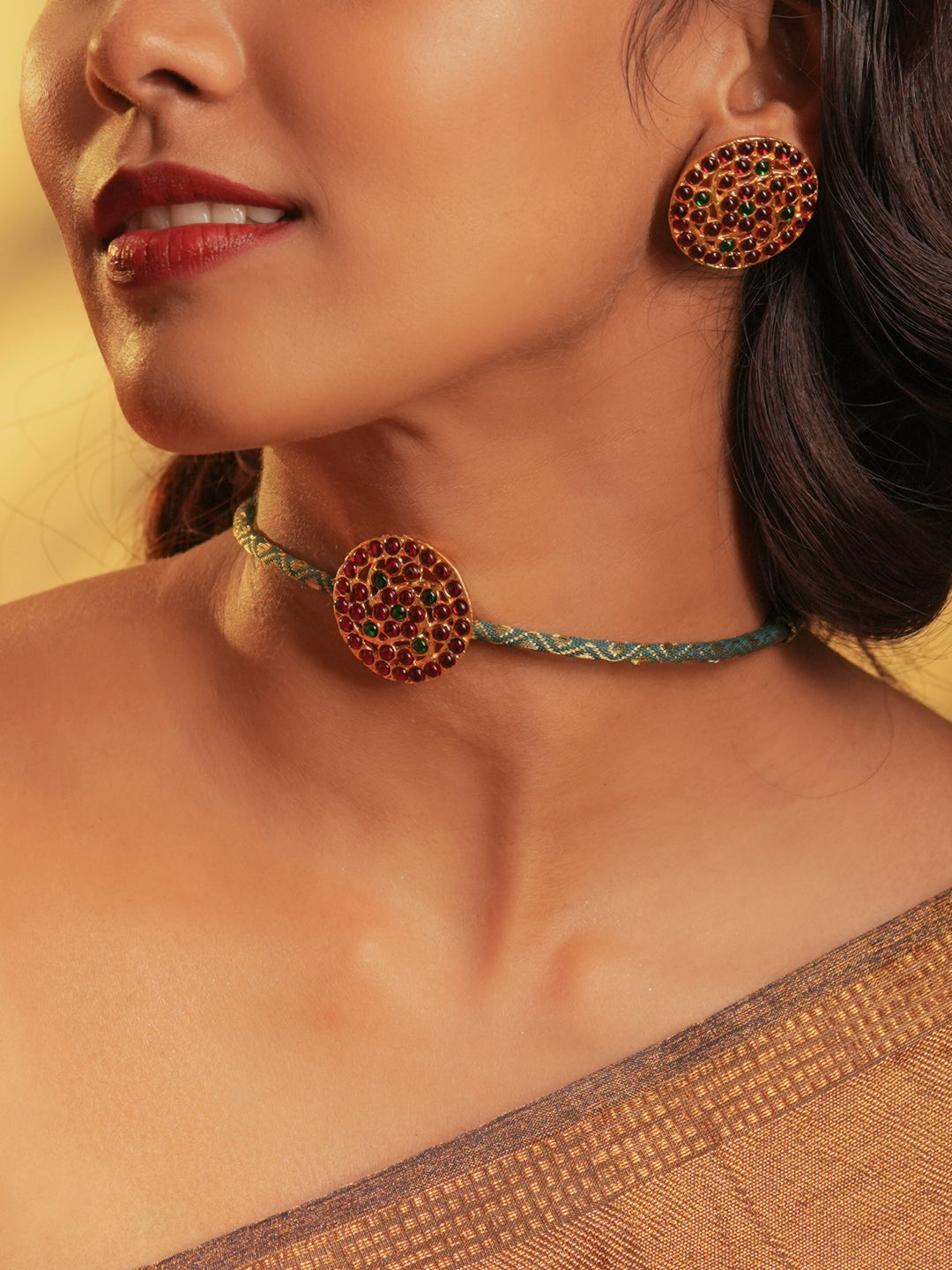 Zarilina — Gold Tone Temple Necklace Set- Jada Billa zari Choker Green