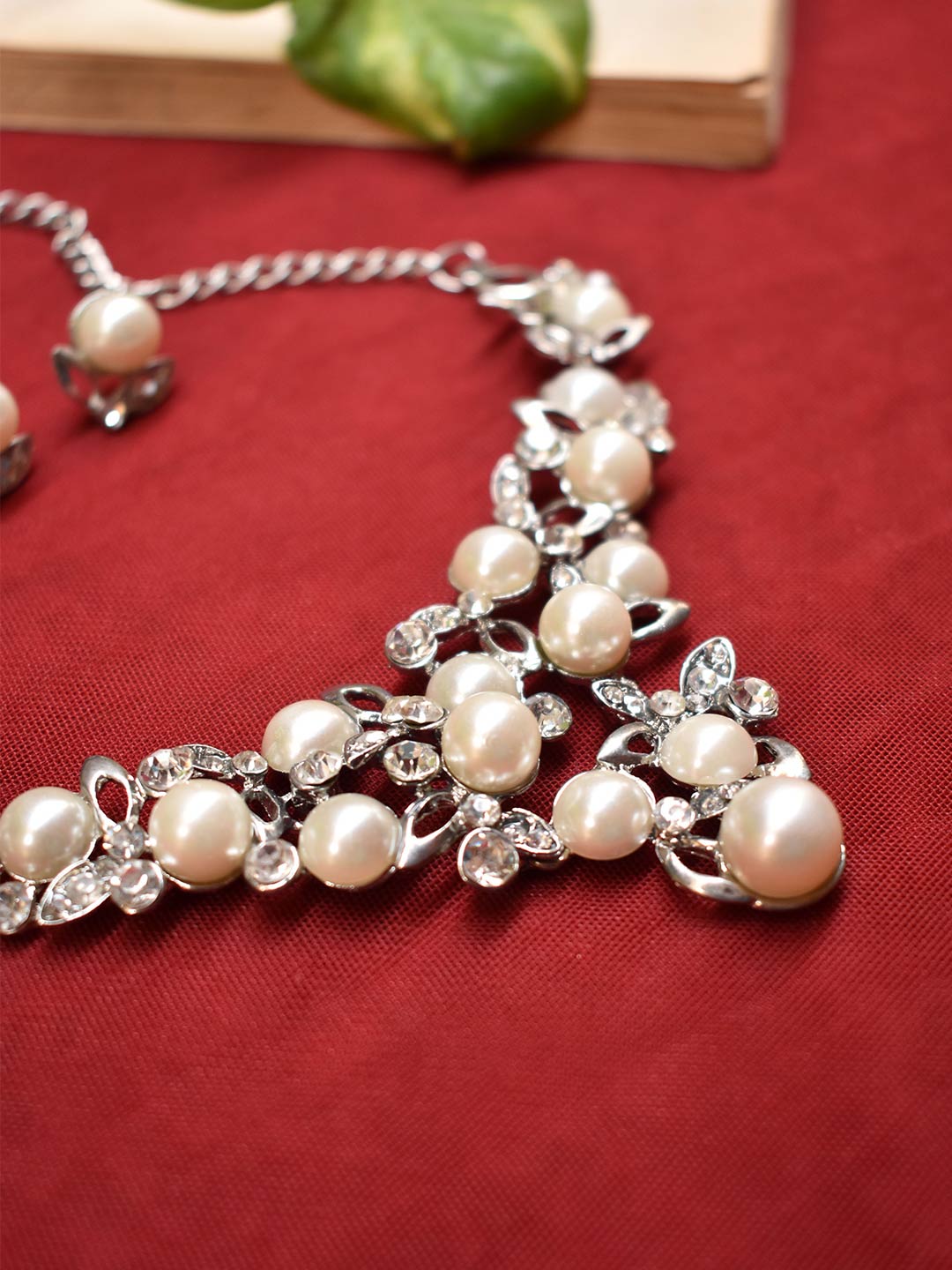 Silver Plated Tear Drop Shape And Circular Shape Ad Stones And Pearls Choker Necklace Set