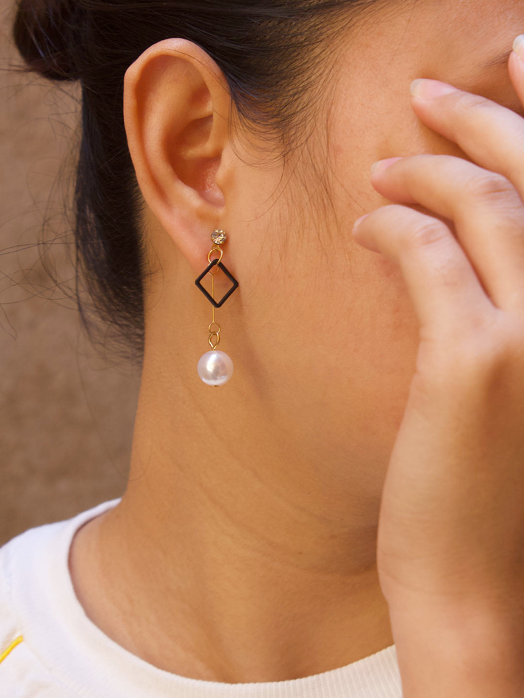 Silver Plated Rhombus Design Stud Hanging Chain With Pearls Drop Earring