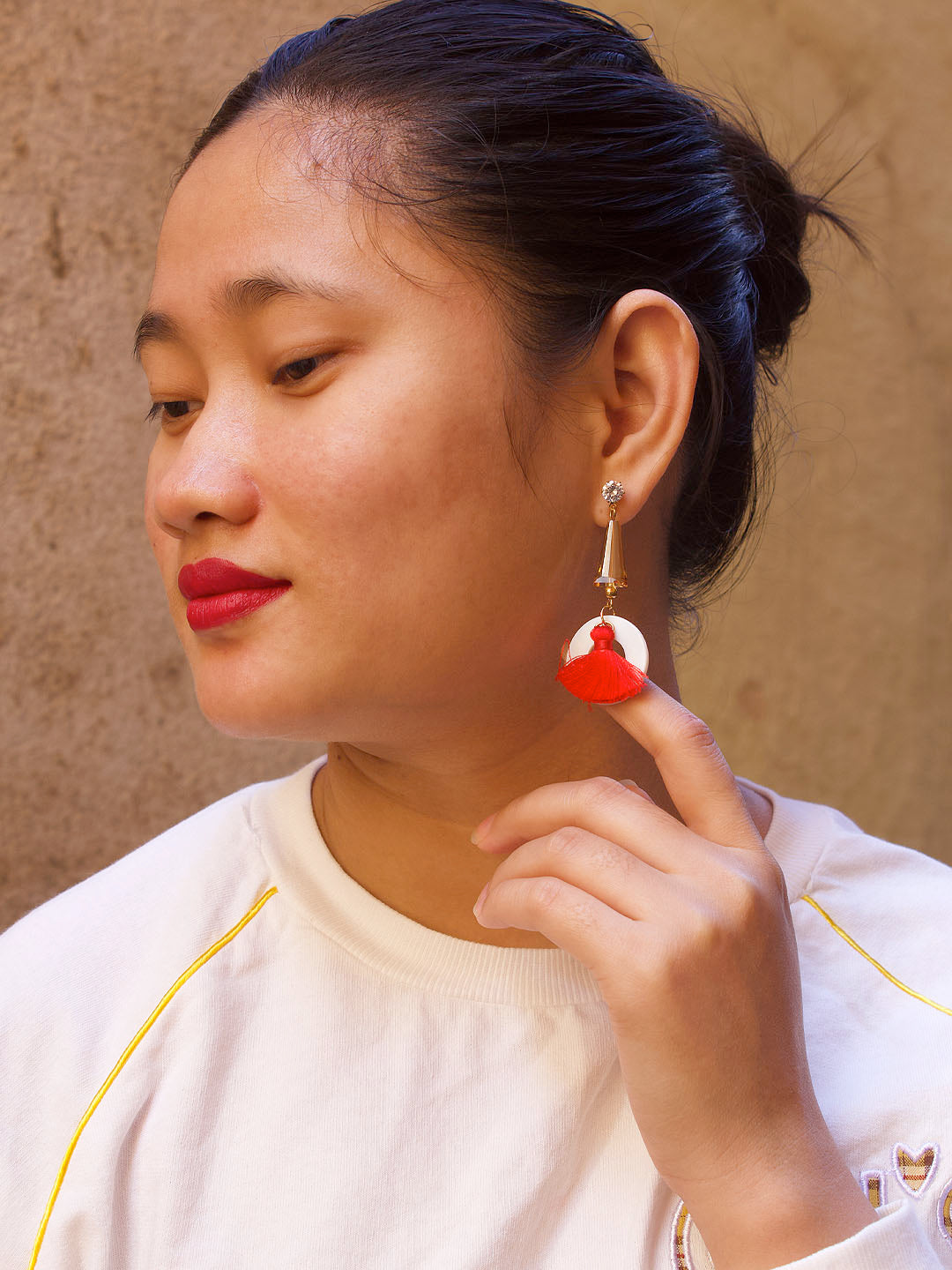 Gold Plating Circle Design Red And White Color Artificial Stone Fabric Tassel Earring