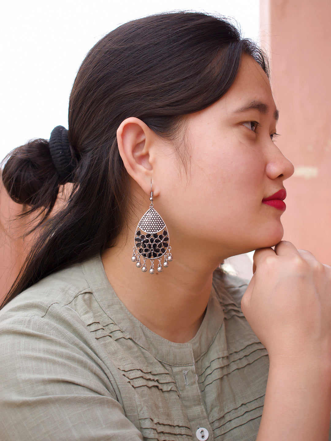 Silver Plated Leaf Design Black Color Earring