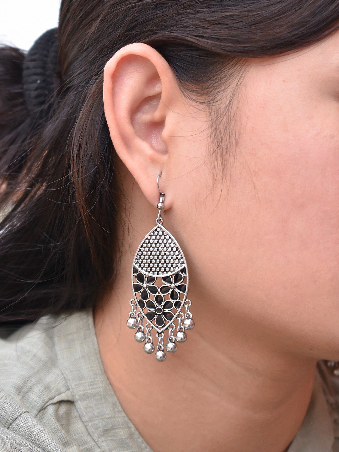 Silver Plated Leaf Design Black Color Earring
