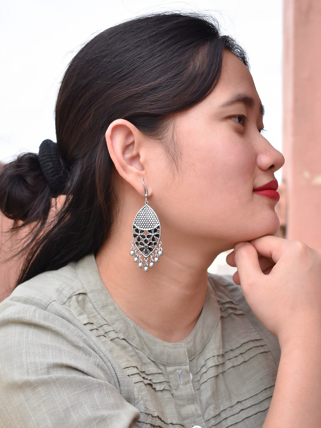 Silver Plated Leaf Design Black Color Earring