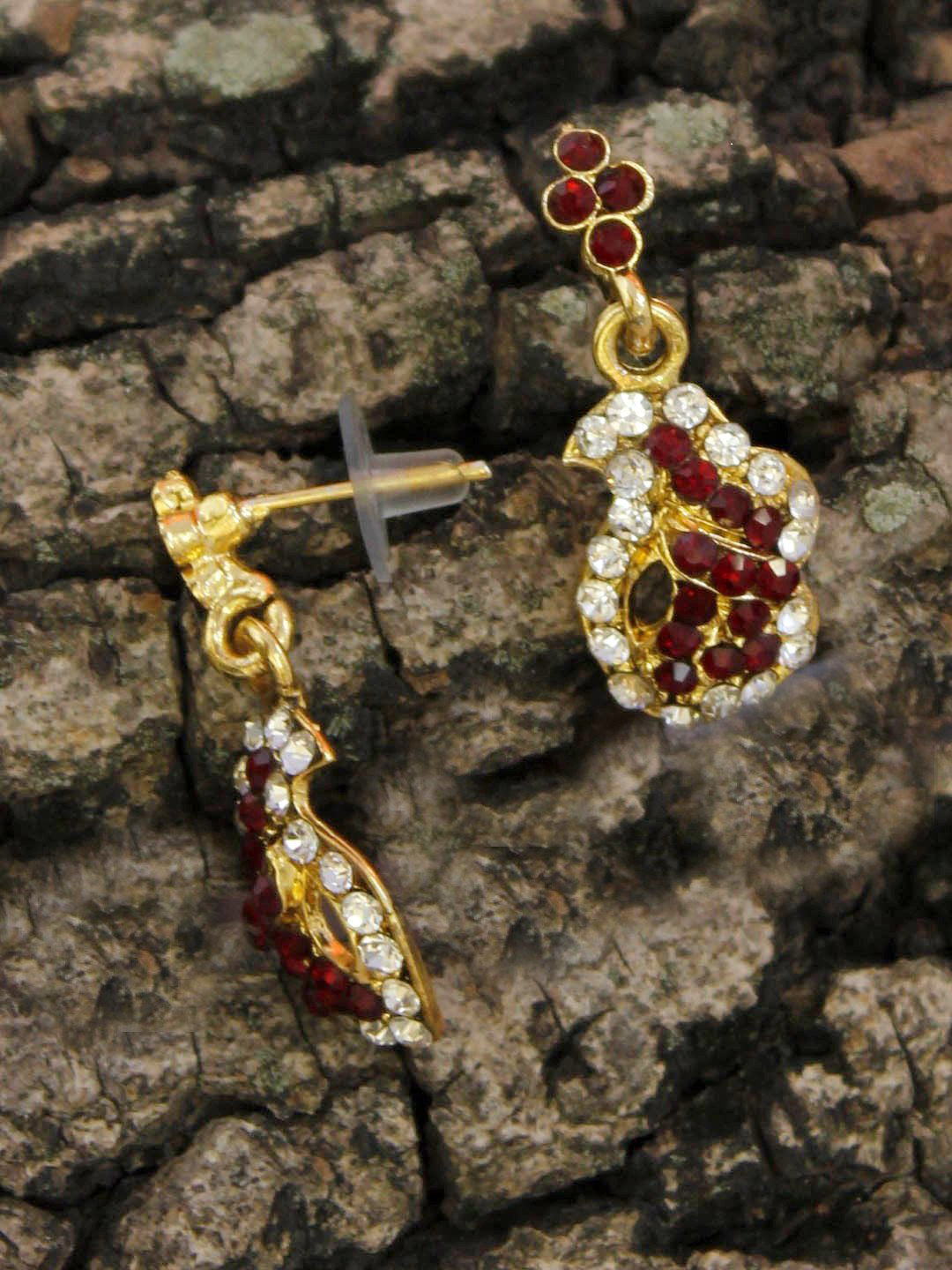 Avismaya Gold Plated Floral Design Pendant Set With Chain