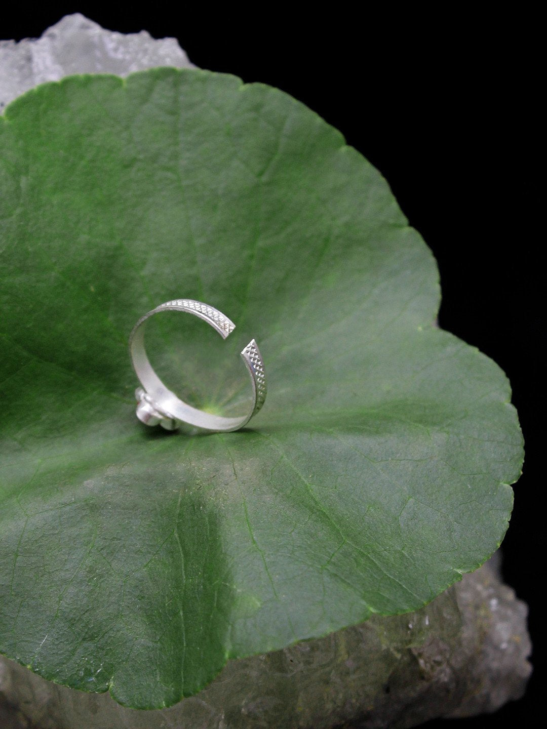 Oxidised Silver Plated Floral Design Adjustable Red,Green Color Toe ring