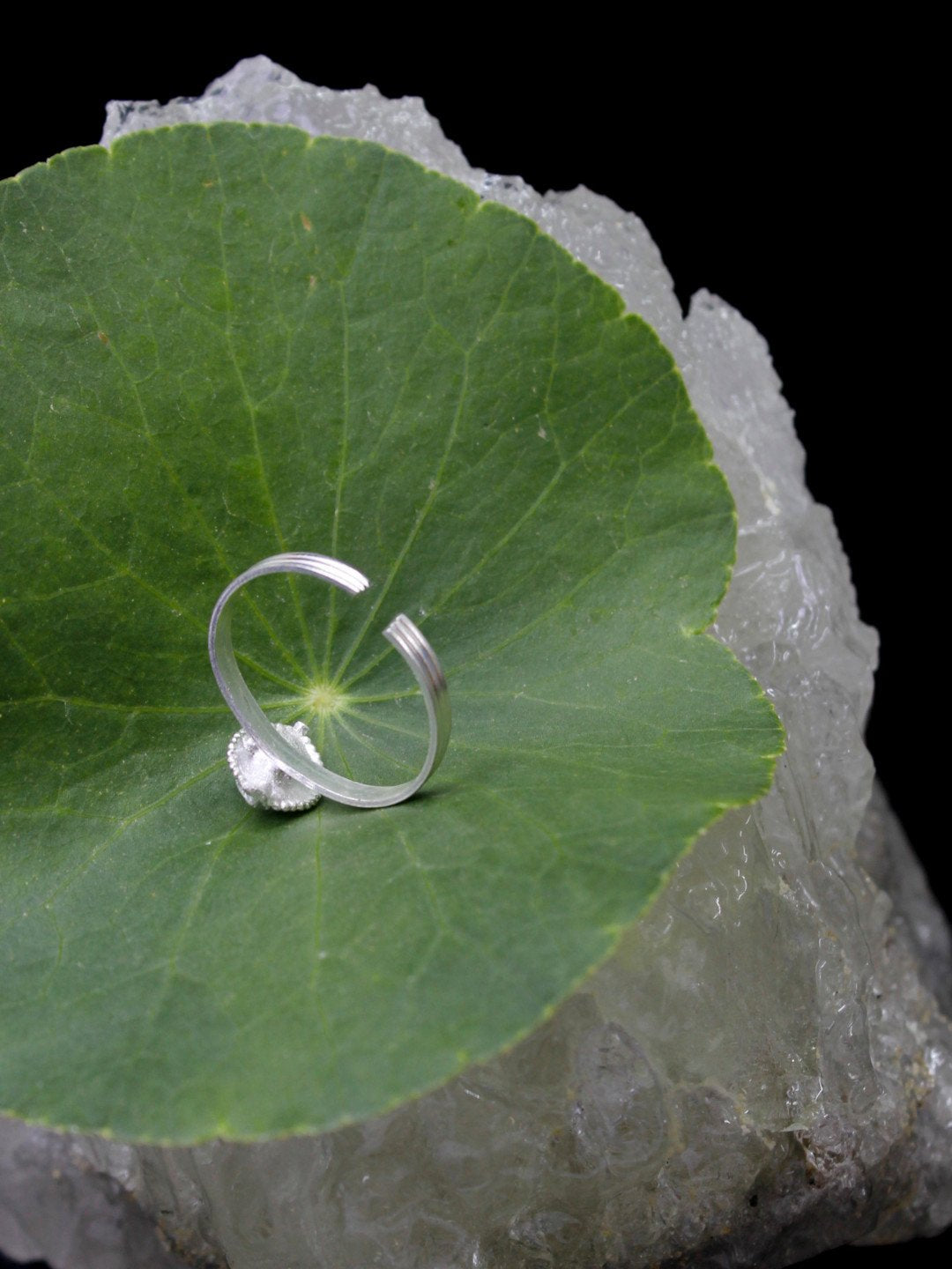 Oxidised Silver Plated Tear Design Adjustable Green Color Toe ring
