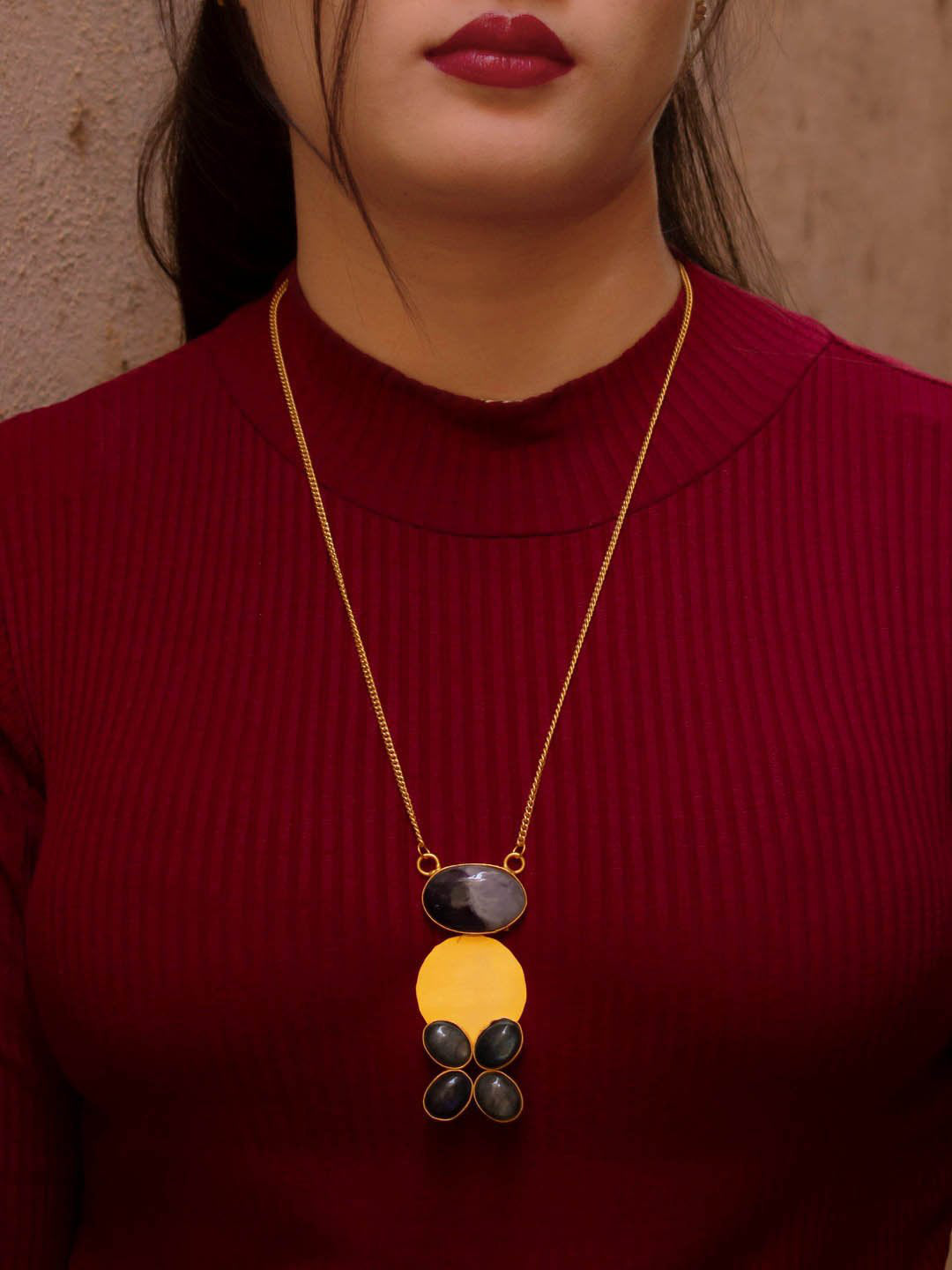 Avismaya Gold Plated Oval Shape Black And Gray Color Semi-precious Onyx Stone Coin Design Pendant Long Necklace