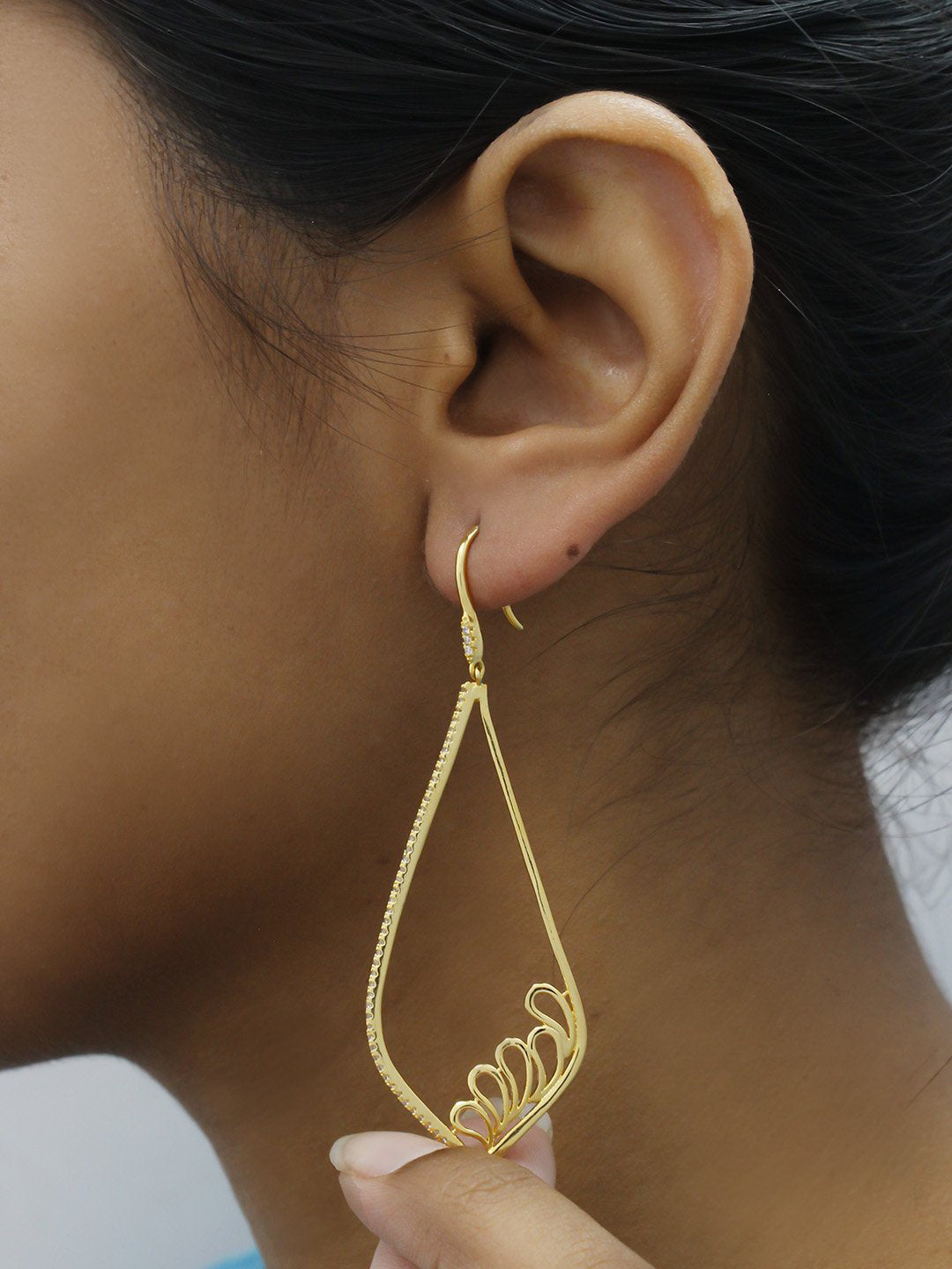 Avismaya Gold Plated Floral Design American Diamond Stone Drop Earring