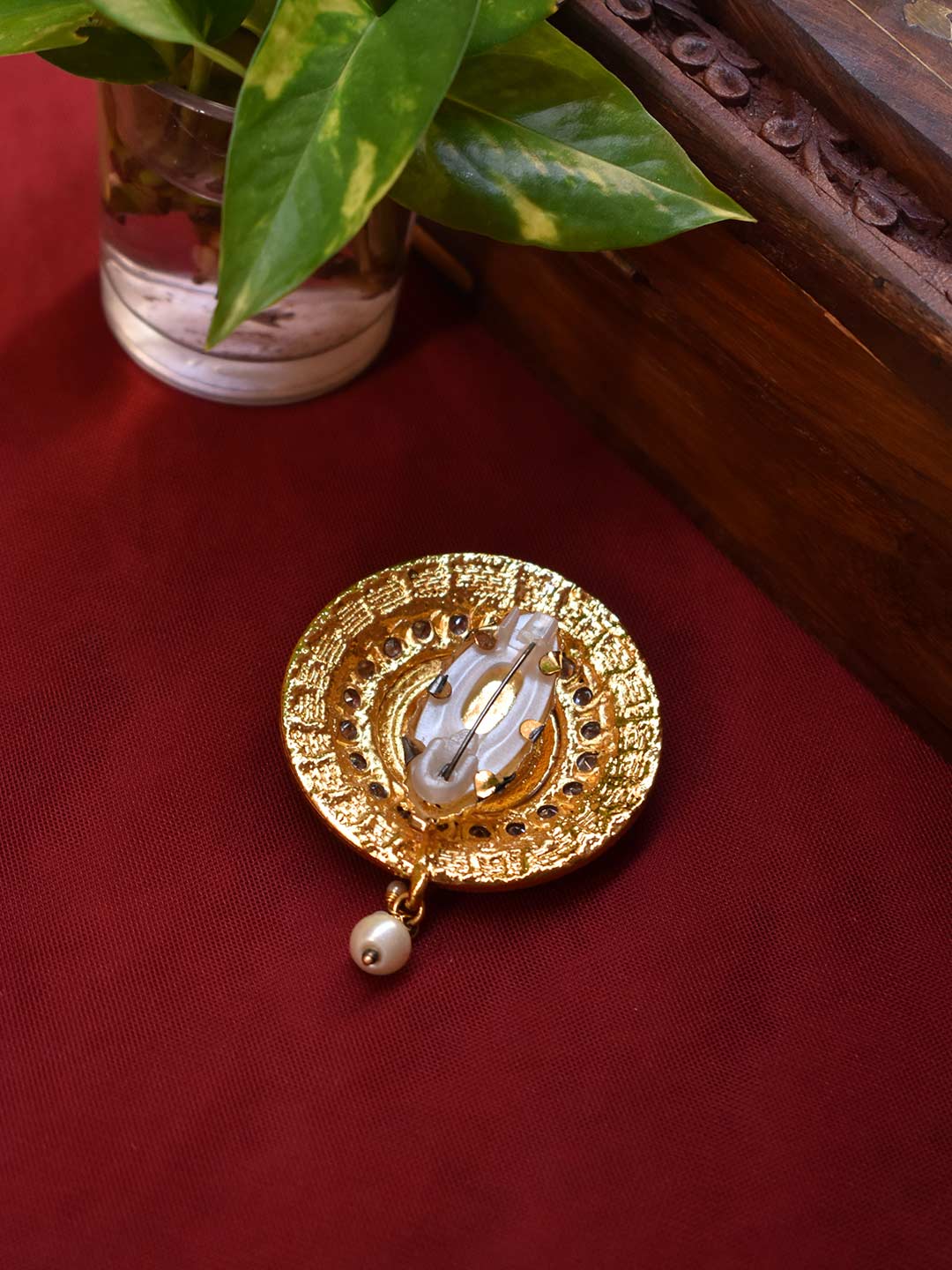 High Quality Antique Gold Plated Circular Shape White Color Stones Black Color Enamel Painted Saree Pin