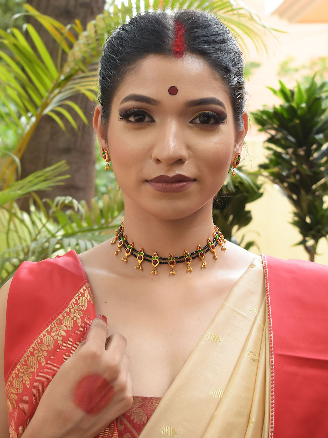 High Quality Gold Plated Two Layered Black Color Agate Beads With Tear Drop Design Motifs Maroon And Green Color Kemp Stones Choker Necklace Set