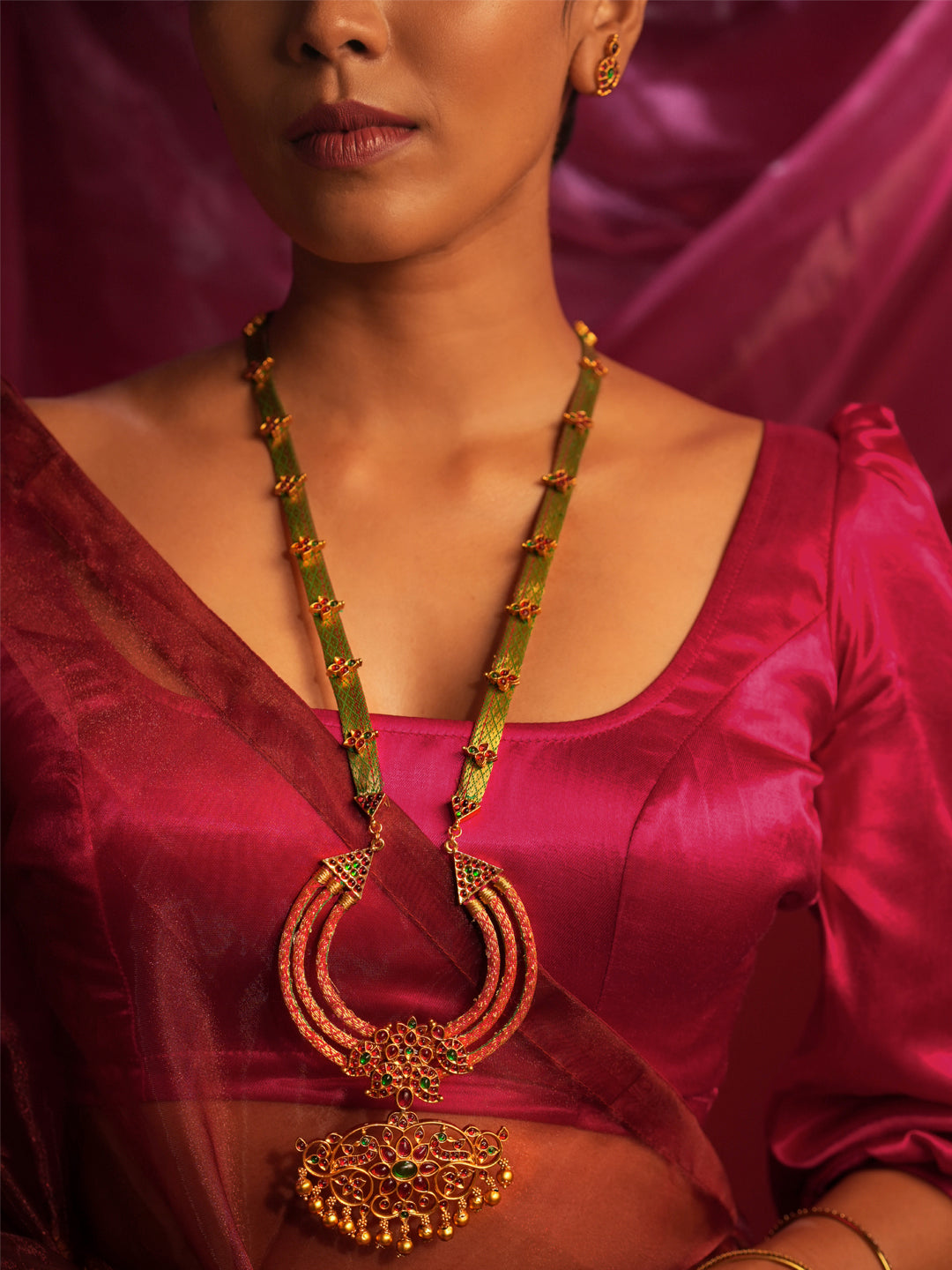 Gold Tone Temple Necklace Set- Brocade haar antique