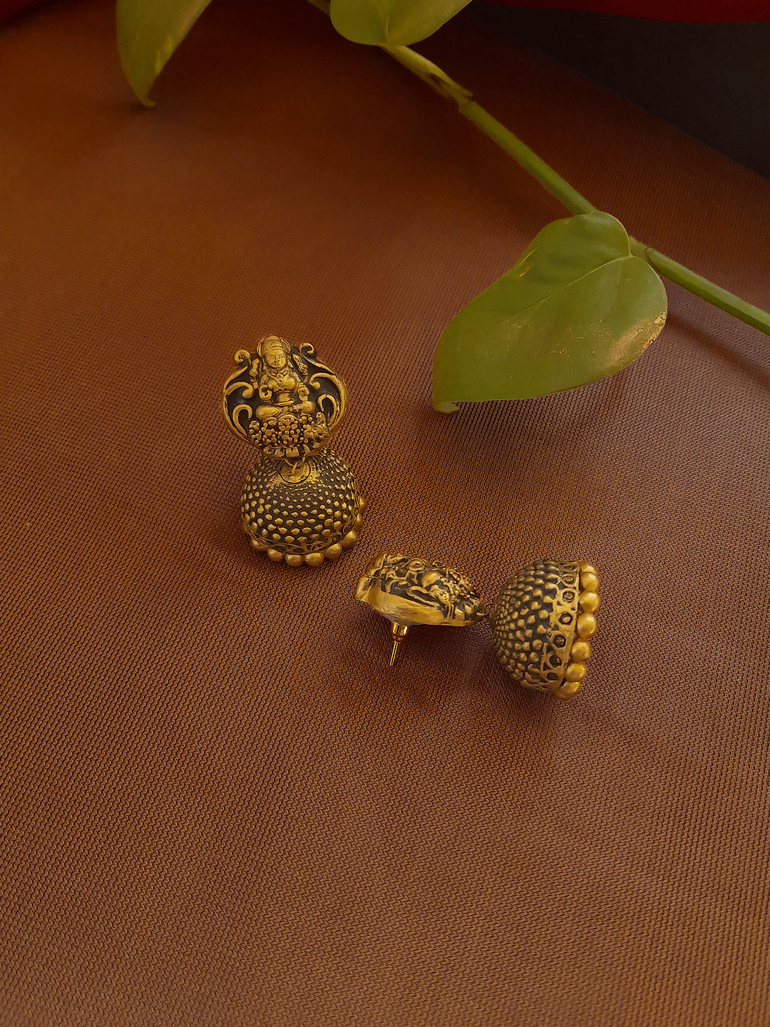 Antique Gold Toned lakshmi Design Pendant With Lakshmi Motifs Terracotta Choker Necklace Set