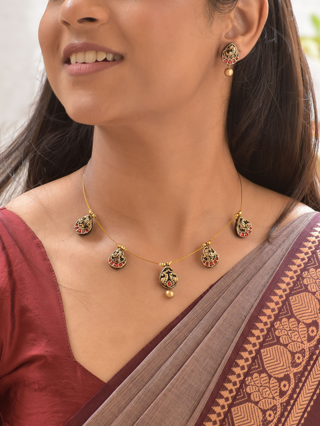 Terracotta Teardrop PeacockPendant Necklace with Matching Earrings – Red & Black