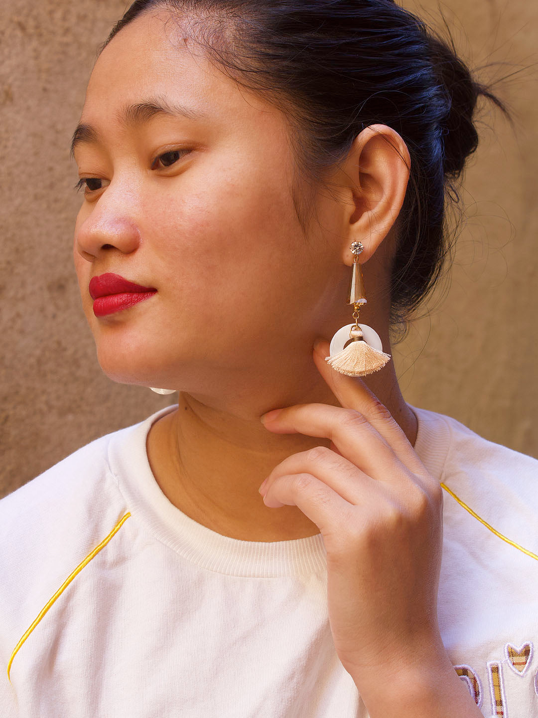 Gold Plating Circle Design Cream And White Color Artificial Stone Fabric Tassel Earring