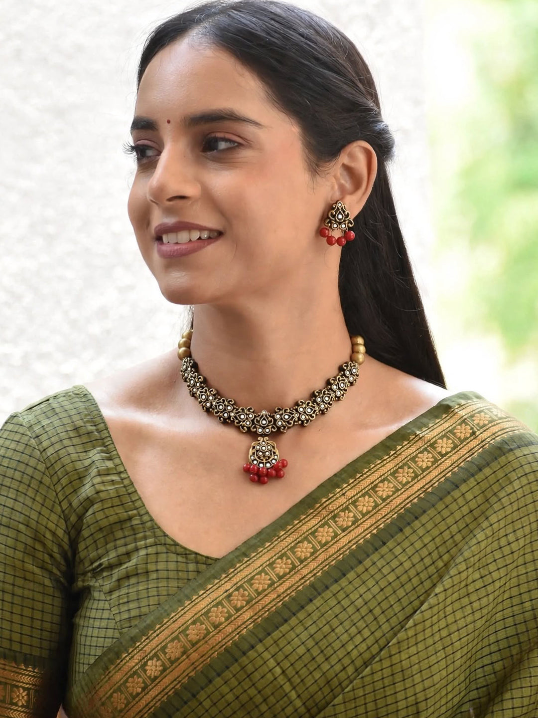 Mukta – Handmade White & Red Antique Gold Choker Necklace Set