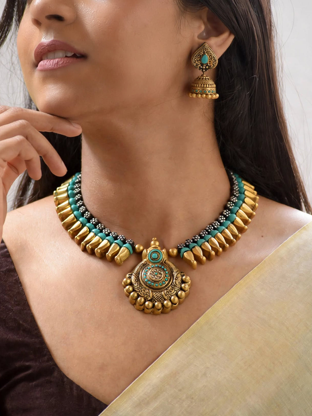 Antique Gold Toned Circular Shape Pendant Pastel Design Buds Green And Silver Color Terracotta Choker Necklace Set