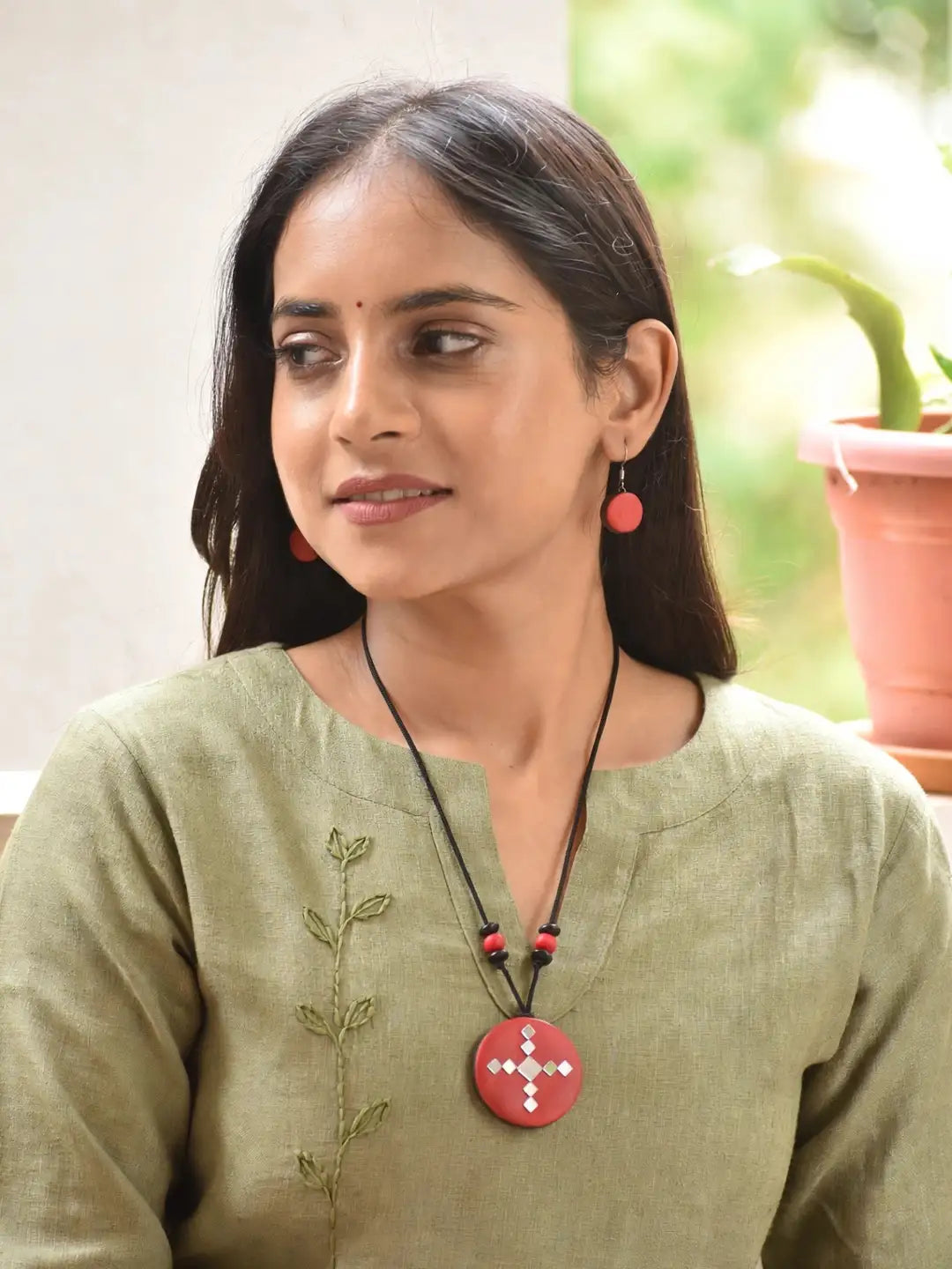 Red Circular Shape Mirror Design Work Minimalistic Handmade Terracotta Necklace Set