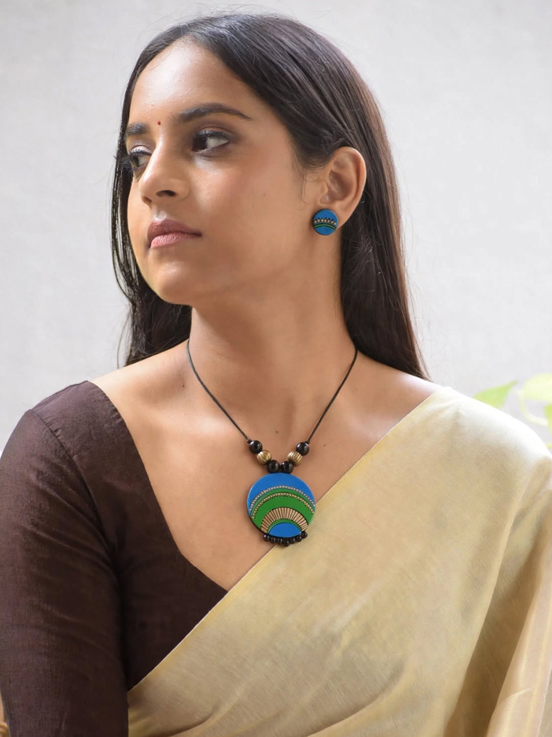 Neelika – Handmade Blue & Green Round Pendant Necklace Set