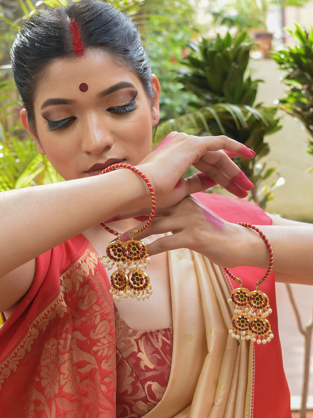 High Quality Gold Plated Oval Shape Red And Green Color Kemp Stones With Hanging Pearls Bangles